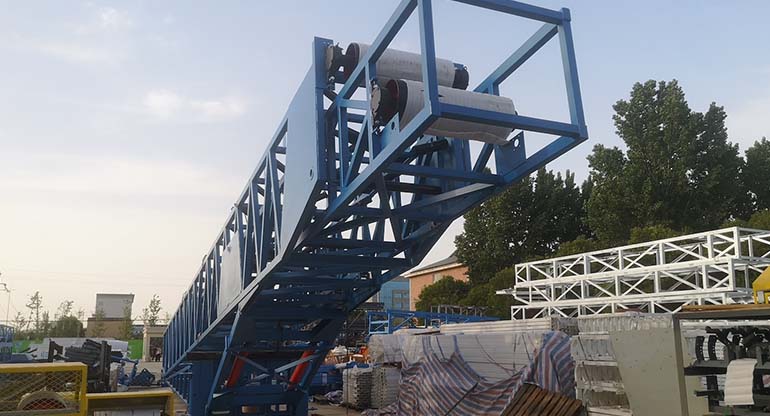 移动伸缩堆料机